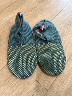 Bombas Men’s Large (10-12.5) Knit Gripper Slippers in Teal and Yellow
